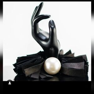 Elegant Black Leather Bracelet with Pearl